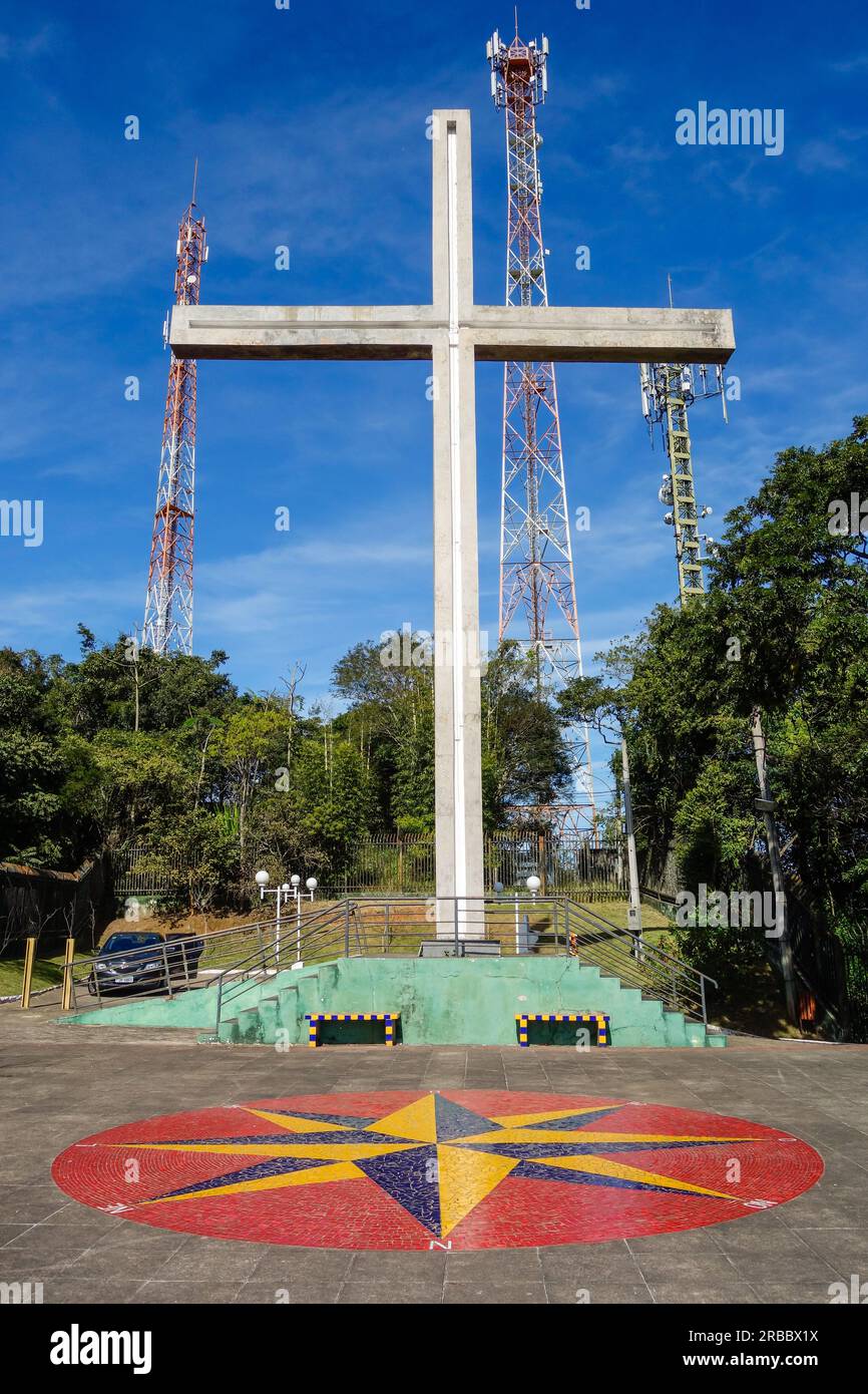 Sao Bento Do Sapucai, SP, Brasilien - 07.01.2023: Cross in Mirante do Cruzeiro Observatory Point. Stockfoto