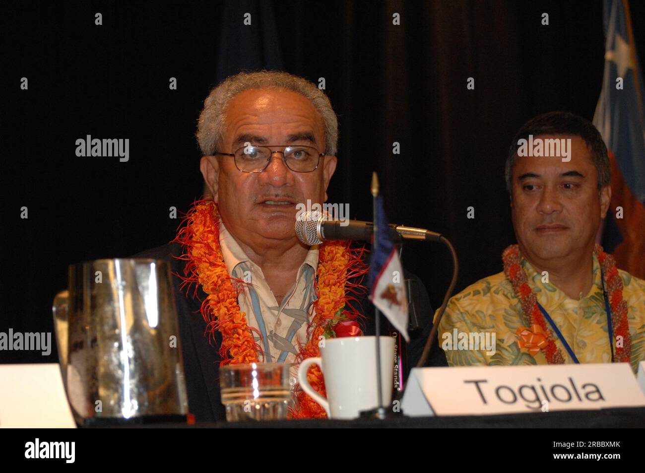 Inselgebiete Gesundheitsgipfel („die Zukunft der Gesundheitsversorgung in den Insellandschaften: A Leaders Summit“) im Marriott Hotel in Honolulu, Hawaii, wo Innenminister Dirk Kempthorne zusammen mit hochrangigen Bundesgesundheitsbeamten und Führungskräften der US-Territorien und frei assoziierten Staaten Strategien und Initiativen zur Förderung der Gesundheitsversorgung in diesen Kommunen erörterte. Unter Bundesbeamten und Inselführern, die mit Sekretär Kempthorne zusammenarbeiteten, waren Veterans Affairs Secretary James Peake, Defense UnderSecretary for Personnel and Readiness David S.C. Chu, Health and Human Services Assist Stockfoto