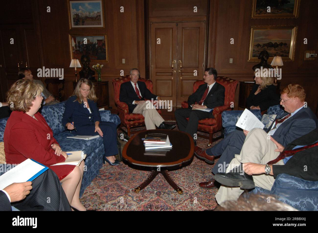 Minister Dirk Kempthorne trifft sich im Hauptinneren mit einer Idaho-Delegation, einschließlich des Vertreters für Regierungsangelegenheiten des Idaho National Laboratory und des ehemaligen Stabschefs von Kempthorne als Gouverneur von Idaho, Brian Whitlock, sowie mit Vertretern der östlichen Idaho-Gemeinde und der Wirtschaft Stockfoto