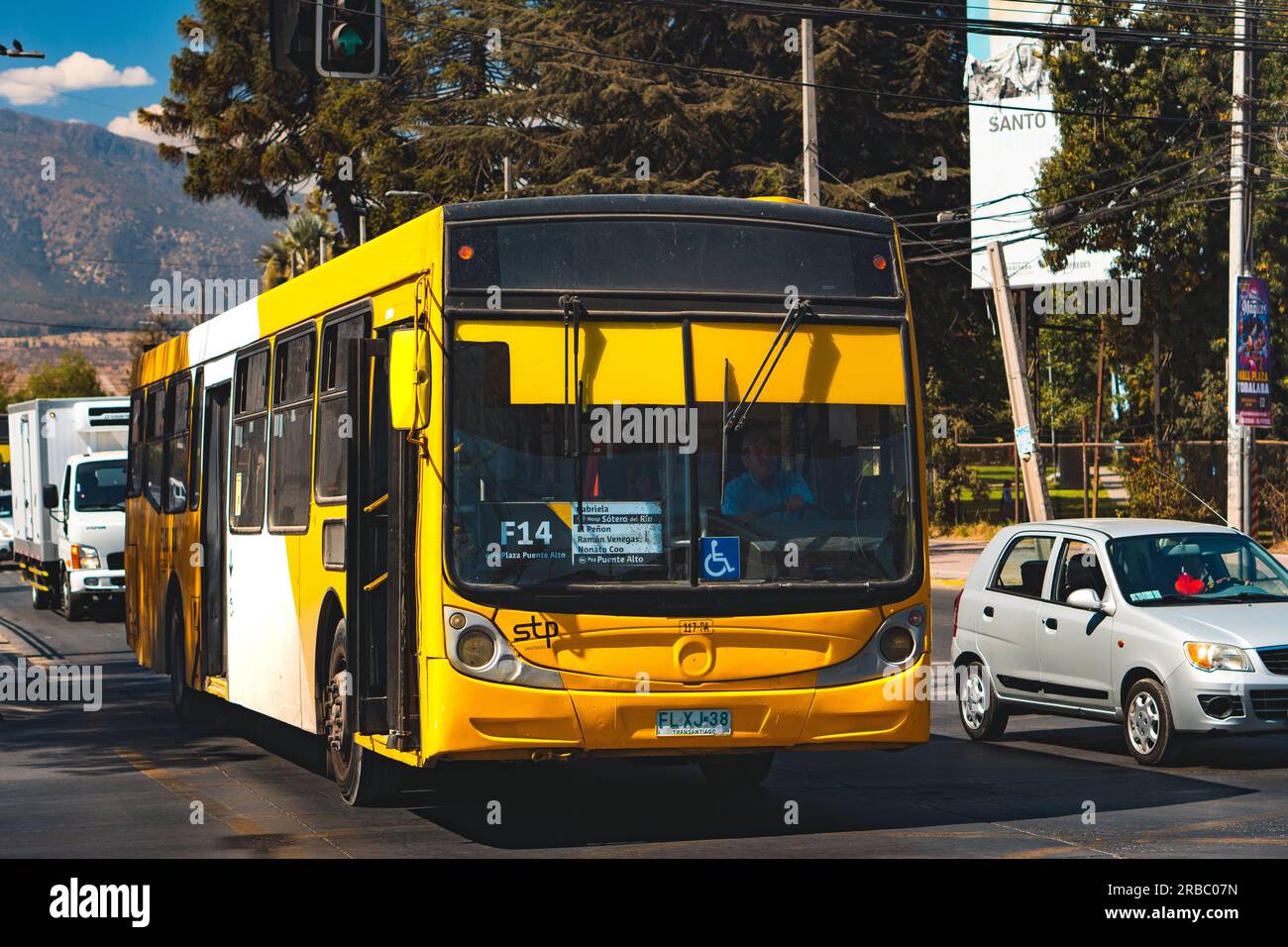Santiago, Chile - März 24 2023: Öffentlicher Nahverkehr Transantiago oder Red Metropolitana de Movilidad, Bus auf der Route F14 Stockfoto