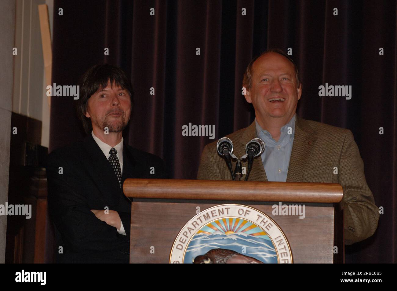 Besuch des Dokumentarfilmherstellers Ken Burns und des Autors Dayton Duncan im Main Interior, wo sie sich mit Secretary Dirk Kempthorne und National Park Service Director Mary Bomar trafen und im Auditorium über ihre bevorstehende Veröffentlichung, The National Parks: America's Best Idea, sprachen Stockfoto