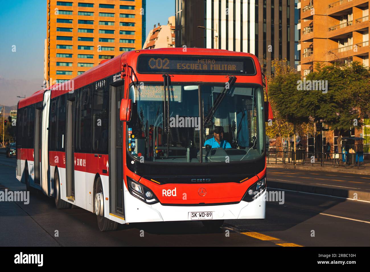 Santiago, Chile - März 24 2023: Öffentlicher Nahverkehr Transantiago oder Red Metropolitana de Movilidad, Bus auf der Route C02 Stockfoto