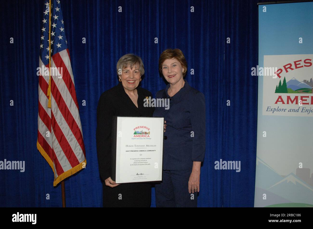 Preserve America Zeremonie im Caucus Room des Cannon House Office Building auf Capitol Hill, wo Minister Dirk Kempthorne zu First Lady Laura Bush, den Kongressabgeordneten Michael Turner von Ohio und Brad Miller von North Carolina, Beirat für historische Erhaltung Vorsitzender John Nau III., Und andere Würdenträger für die Ankündigung der ersten 43 Preserve America-Zuschüsse für 2007 und die Anerkennung von 20 neuen Preserve America-Gemeinschaften Stockfoto