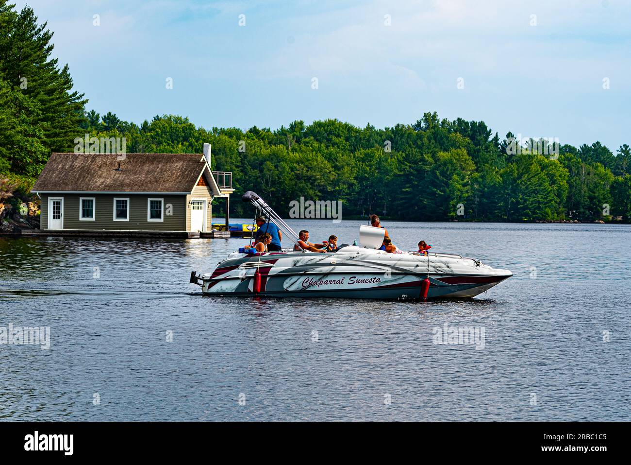 Motorboot auf dem See. Muskoka District - eine Verwaltungseinheit der kanadischen Provinz Ontario im Norden Ontario. Stockfoto