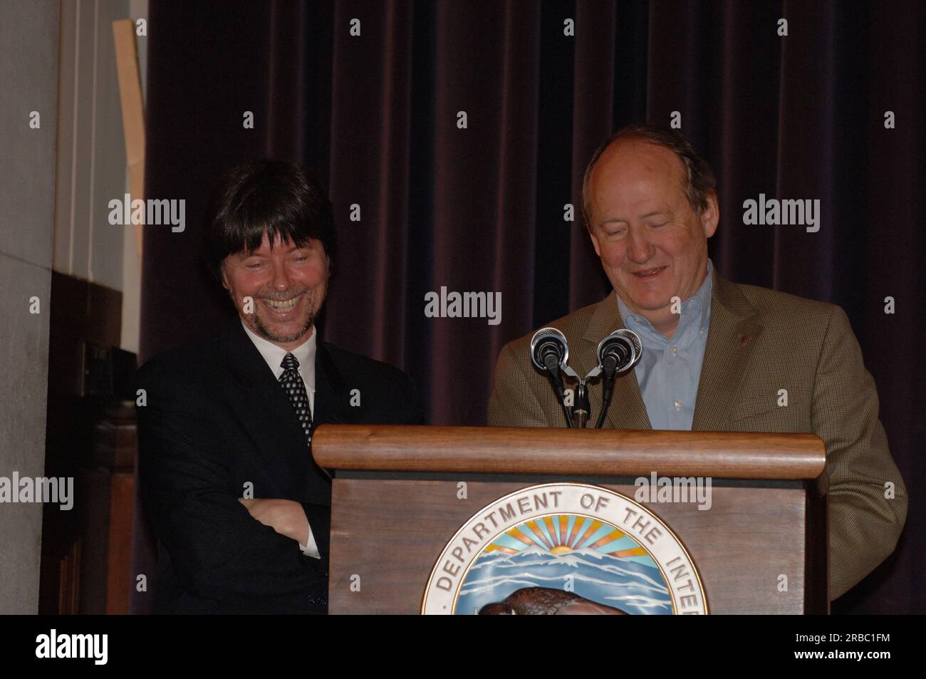 Besuch des Dokumentarfilmherstellers Ken Burns und des Autors Dayton Duncan im Main Interior, wo sie sich mit Secretary Dirk Kempthorne und National Park Service Director Mary Bomar trafen und im Auditorium über ihre bevorstehende Veröffentlichung, The National Parks: America's Best Idea, sprachen Stockfoto