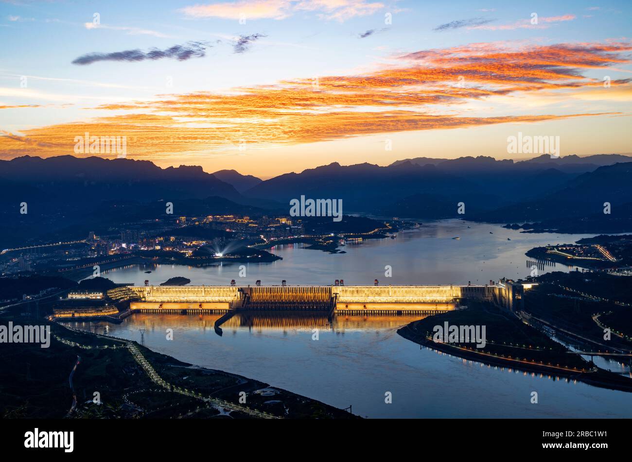 YICHANG, CHINA - 4. JULI 2023 - der drei-Schluchten-Staudamm bei Nacht nach Regen in Yichang, Provinz Hubei, China, 4. Juli 2023. Stockfoto