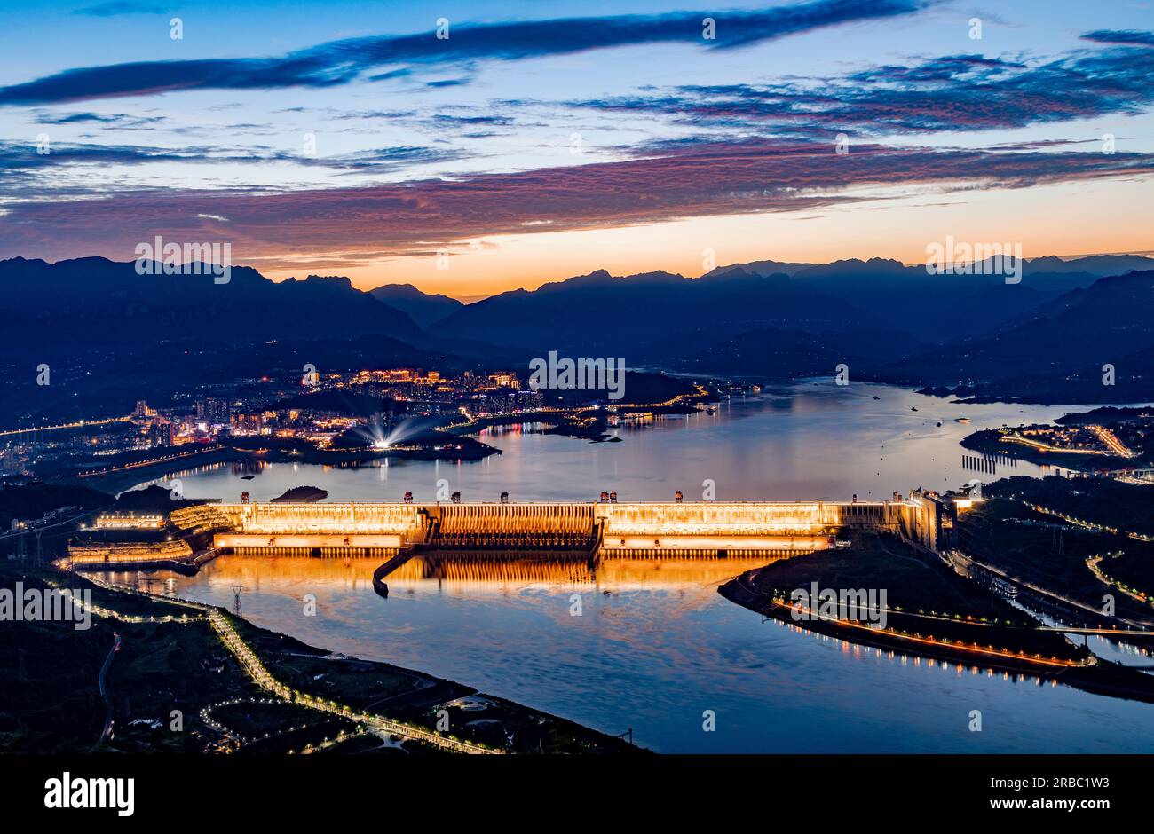 YICHANG, CHINA - 4. JULI 2023 - der drei-Schluchten-Staudamm bei Nacht nach Regen in Yichang, Provinz Hubei, China, 4. Juli 2023. Stockfoto