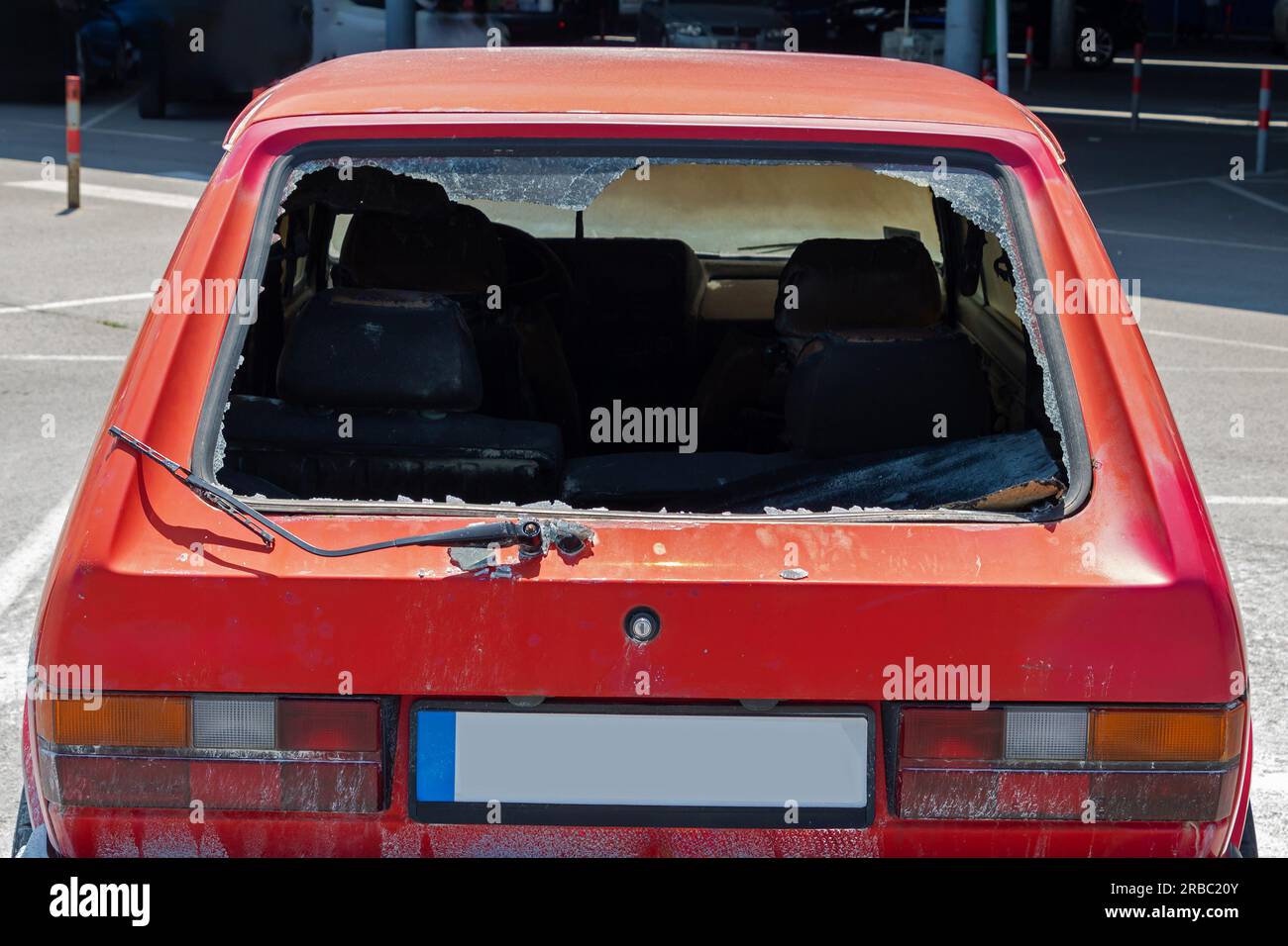 Glasscherben an der Windschutzscheibe des Fahrzeugs, die bei einem Einbruch beschädigt wurden Stockfoto