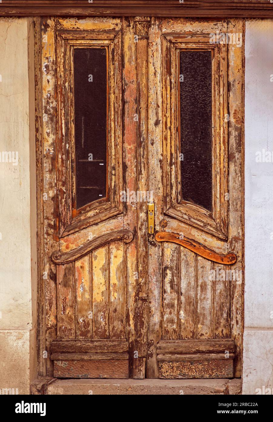 Altes Holzmaterial verblasste und beschädigte Grunge-Eingangstür Stockfoto