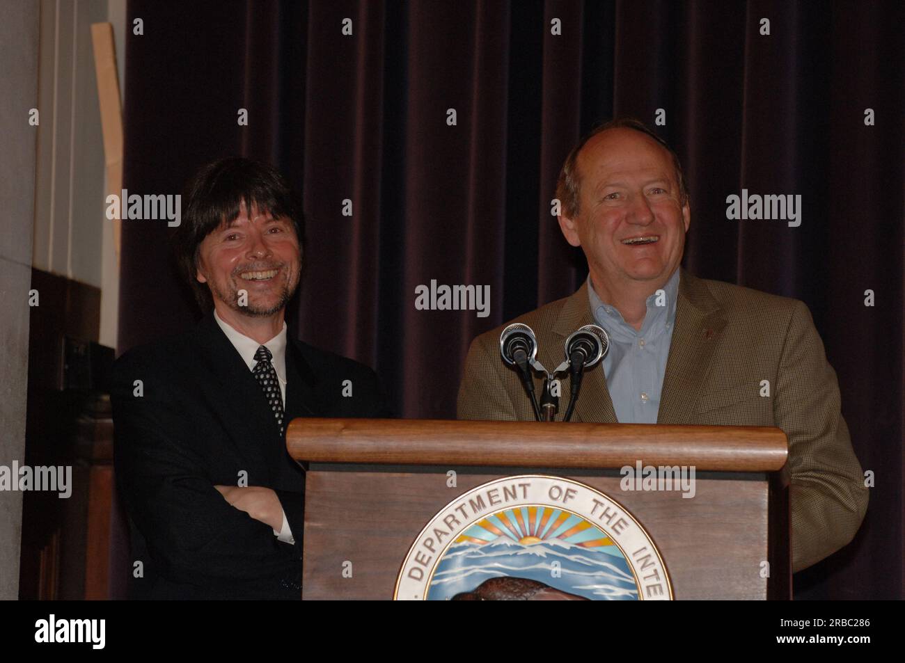 Besuch des Dokumentarfilmherstellers Ken Burns und des Autors Dayton Duncan im Main Interior, wo sie sich mit Secretary Dirk Kempthorne und National Park Service Director Mary Bomar trafen und im Auditorium über ihre bevorstehende Veröffentlichung, The National Parks: America's Best Idea, sprachen Stockfoto