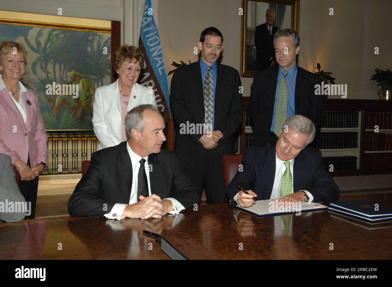Unterzeichnungszeremonie am Hauptsitz der National Geographic Society (NGS) in Washington, D.C., für eine Vereinbarung zur Förderung des umweltverträglichen und verbesserten Geotourismus durch eine NGS-Partnerschaft mit dem Innenministerium, dem Landwirtschaftsministerium und anderen Einrichtungen, einschließlich Bureau of Indian Affairs, Bureau of Land Management, National Park Service, USA Fish and Wildlife Service und USA Forstdienst. Der Innenminister Dirk Kempthorne trat dem Landwirtschaftsminister Mark Rey bei, dem Präsidenten und Chief Executive Officer von NGS Stockfoto