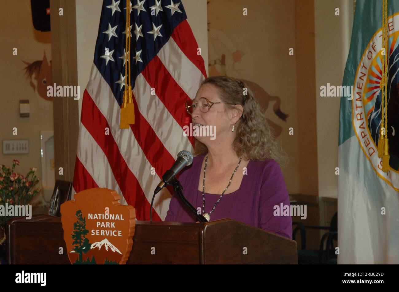 Veranstaltung zu Ehren des National Park Service (NPS) Randy Jones Leadership Fellows mit NPS Director Fran Mainella, Secretary's Chief of Staff Brian Waidmann, anderen leitenden Innenbeamten im Hauptinneren Stockfoto