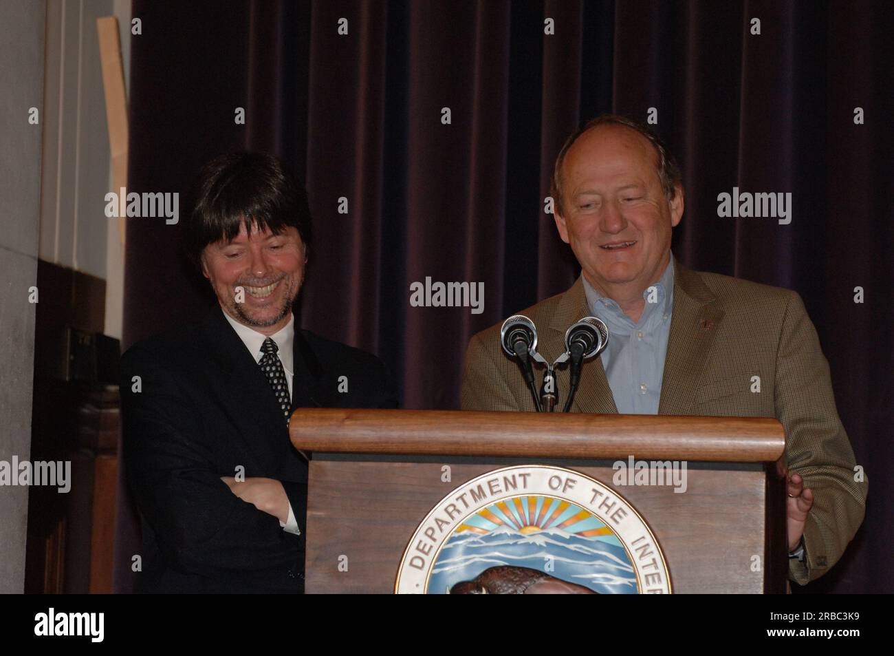 Besuch des Dokumentarfilmherstellers Ken Burns und des Autors Dayton Duncan im Main Interior, wo sie sich mit Secretary Dirk Kempthorne und National Park Service Director Mary Bomar trafen und im Auditorium über ihre bevorstehende Veröffentlichung, The National Parks: America's Best Idea, sprachen Stockfoto