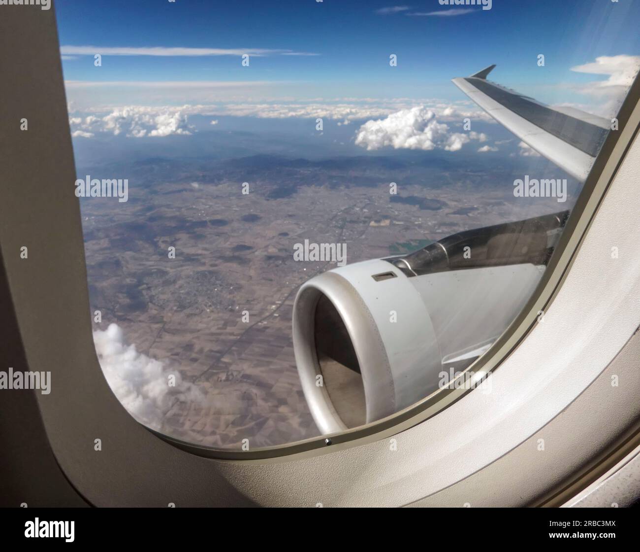 Flugzeugtriebwerk mit Blick durch das Kabinenfenster Stockfoto