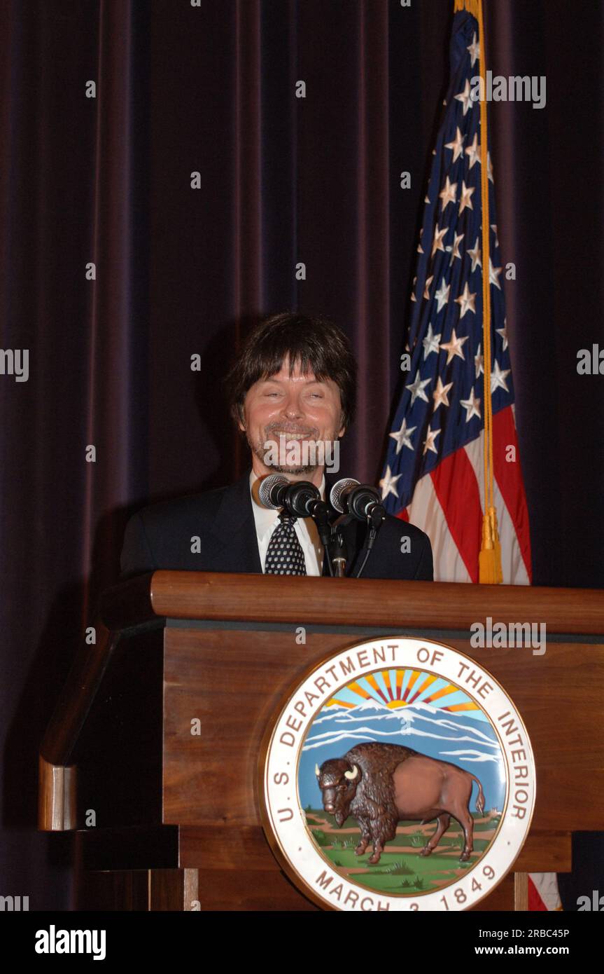 Besuch des Dokumentarfilmherstellers Ken Burns und des Autors Dayton Duncan im Main Interior, wo sie sich mit Secretary Dirk Kempthorne und National Park Service Director Mary Bomar trafen und im Auditorium über ihre bevorstehende Veröffentlichung, The National Parks: America's Best Idea, sprachen Stockfoto