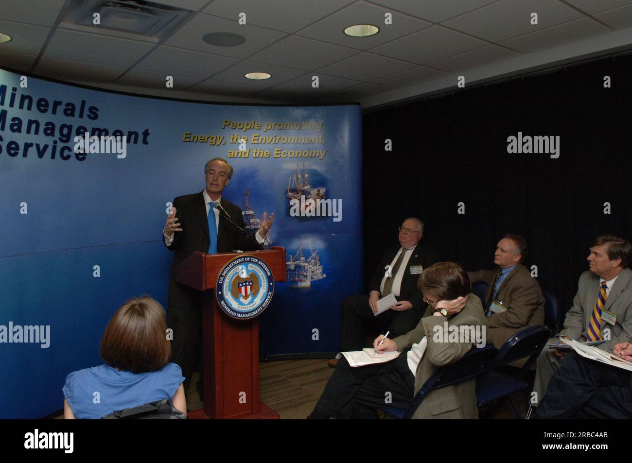 Besuch von Minister Dirk Kempthorne in New Orleans, Louisiana, wo er die von Minerals Management Service gesponserten Gesamtangebote für den Verkauf von Offshore-Erdöl- und Erdgasleasingverträgen im östlichen Golf von Mexiko (Leasing Sale 224) und im zentralen Golf von Mexiko (Leasing Sale 206) eröffnete und bekannt gab. Der Umsatz, der Rekordpreise in Höhe von $3,7 Milliarden US-Dollar anlockte, leitete ein Programm zur Umsatzaufteilung mit Öl- und gasproduzierenden Golfstaaten zusammen mit höheren Lizenzgebühren ein. Stockfoto