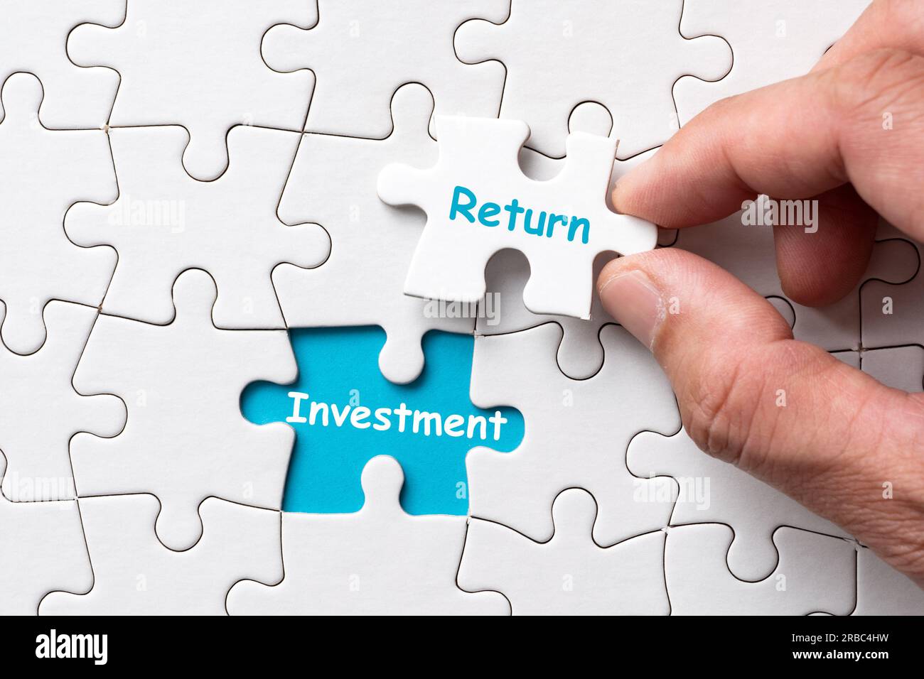 Das Investitionsrentabilitätskonzept mit Hilfe eines weißen Puzzles Stockfoto