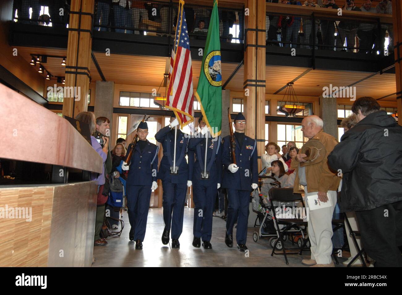 Minister Dirk Kempthorne besucht den Mount Rainier National Park in Washington, wo er bei der großen Eröffnungs- und Einweihungszeremonie für das neue Henry M. Jackson Memorial Visitor Center im Paradise Area of the Park die Grundsatzrede hielt. Minister Kempthorne wurde von Würdenträgern begleitet, darunter: Washington Congressman Norman Dicks, Vorsitzender des Unterkomitees des Hauses für Nationalparks; National Park Service Pacific West Regional Director Jonathan Jarvis; Mount Rainier Superintendent Dave Uberuaga; stellvertretender Innenminister für Wasser und Wissenschaft Kameran Onley; Nisqu Stockfoto