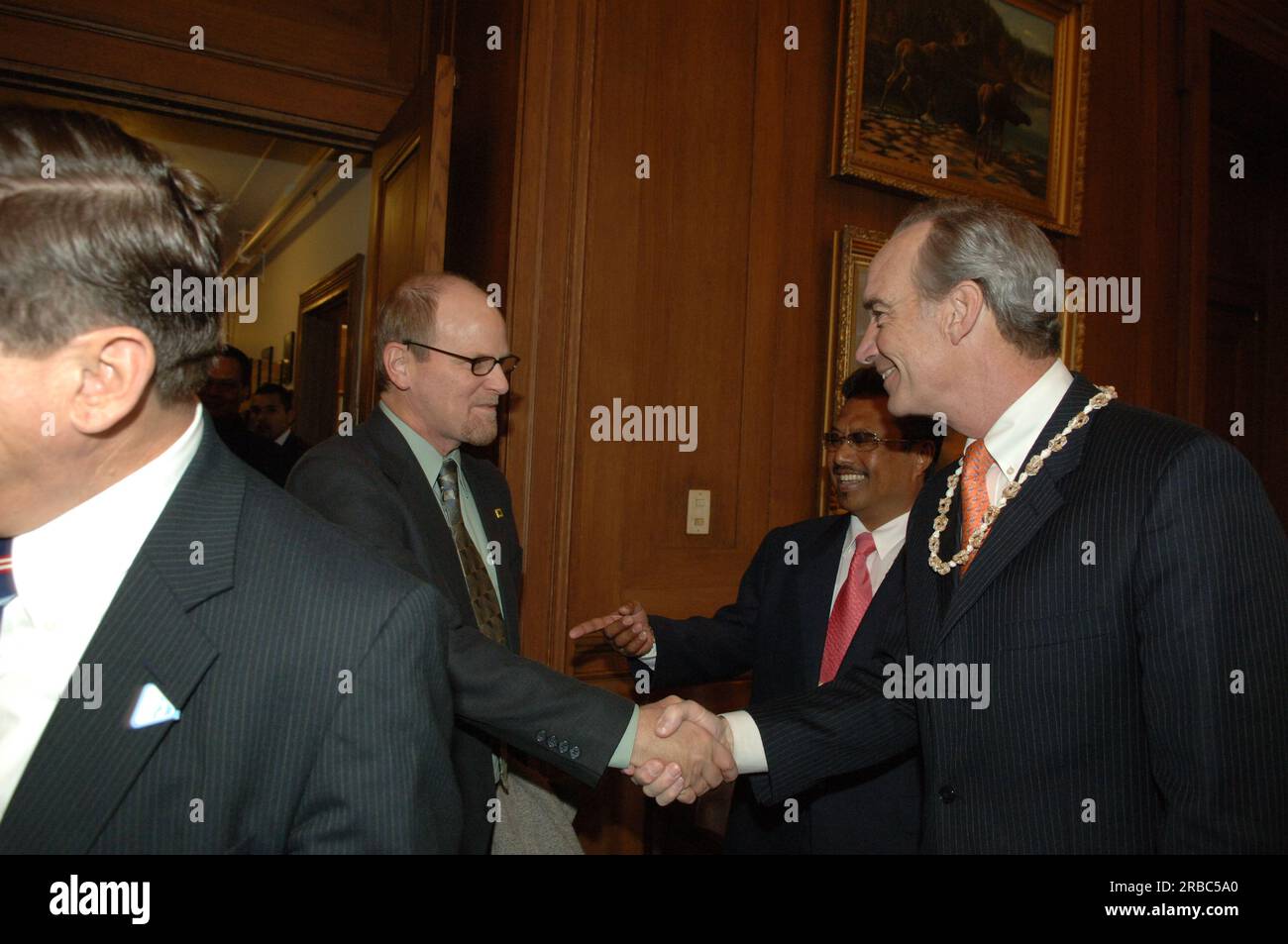 Treffen von Staatssekretär Dirk Kempthorne im Hauptinneren mit einer Regierungsdelegation der Republik Palau unter Leitung von Palau-Präsident Tommy Remengesau. Sekretär Kempthorne und Präsident Remengesau erörterten unter anderem die Möglichkeit, auf der Insel Peleliu in Palau ein nationales Kulturerbe zu errichten, sowie die bevorstehende Überprüfung des Palau-U.S. Kompakt der freien Assoziation. Stockfoto