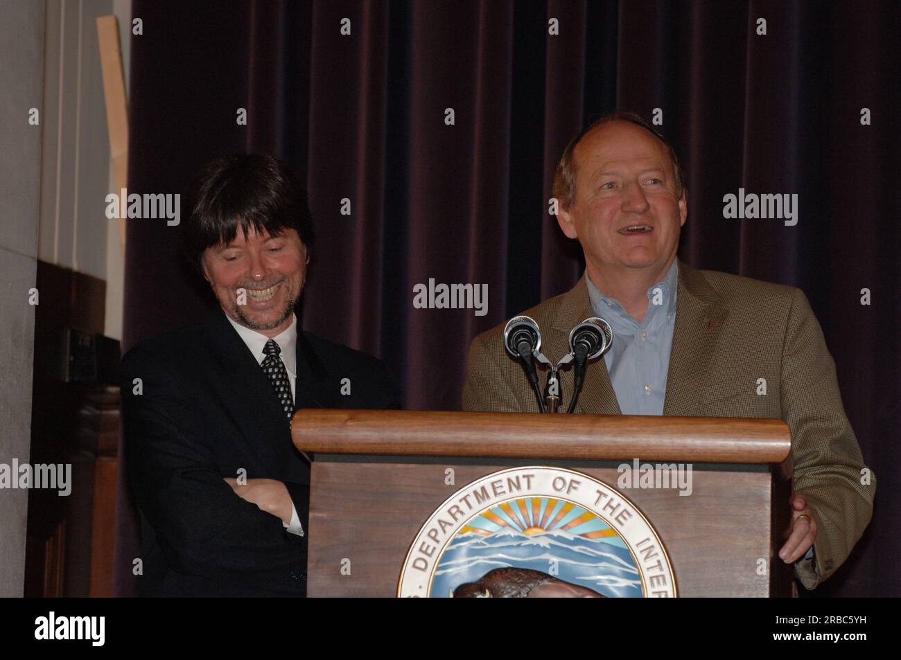Besuch des Dokumentarfilmherstellers Ken Burns und des Autors Dayton Duncan im Main Interior, wo sie sich mit Secretary Dirk Kempthorne und National Park Service Director Mary Bomar trafen und im Auditorium über ihre bevorstehende Veröffentlichung, The National Parks: America's Best Idea, sprachen Stockfoto