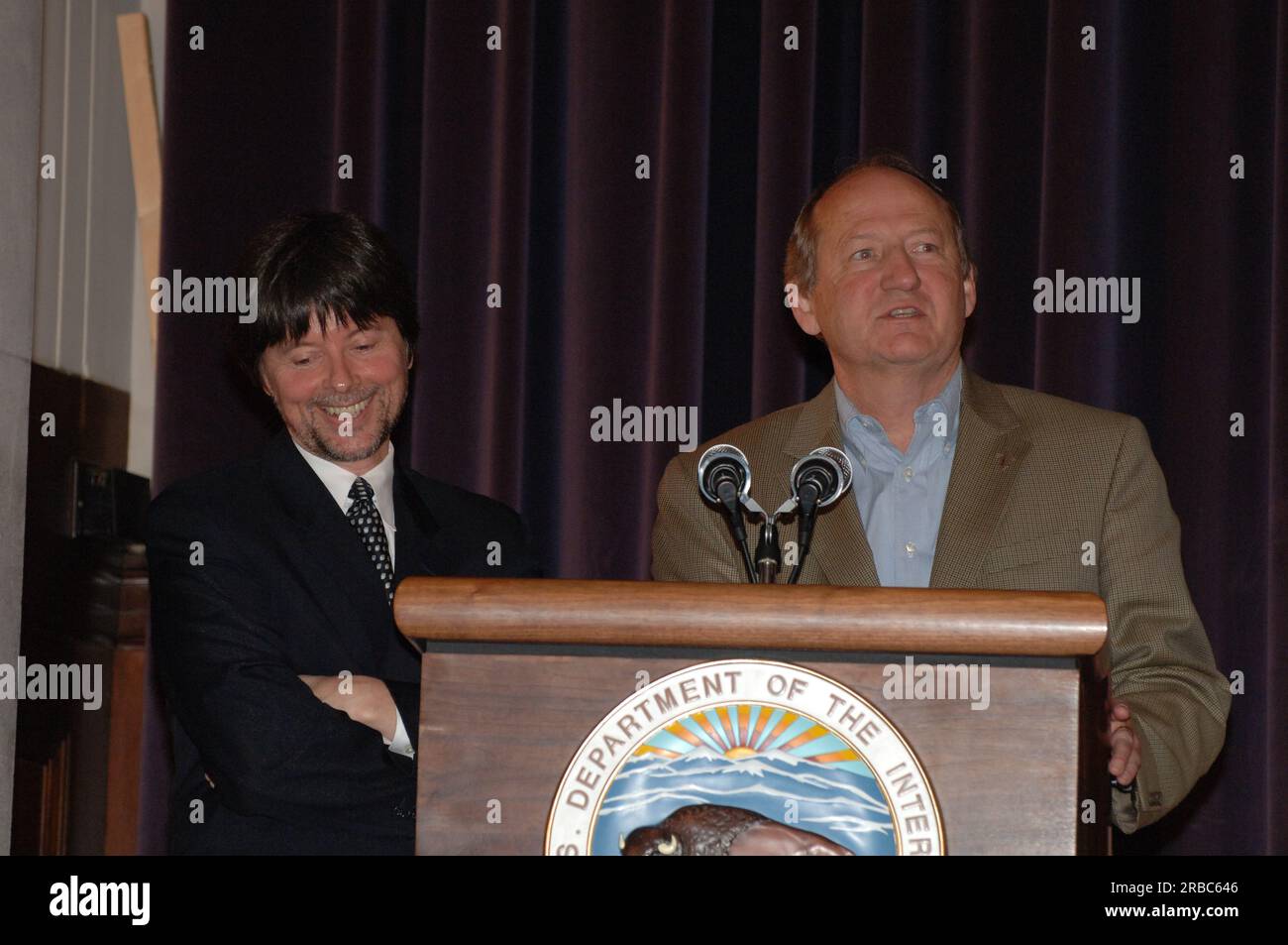 Besuch des Dokumentarfilmherstellers Ken Burns und des Autors Dayton Duncan im Main Interior, wo sie sich mit Secretary Dirk Kempthorne und National Park Service Director Mary Bomar trafen und im Auditorium über ihre bevorstehende Veröffentlichung, The National Parks: America's Best Idea, sprachen Stockfoto