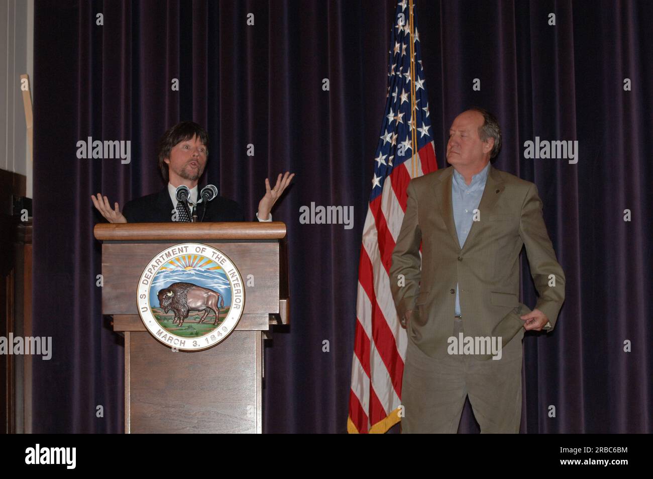 Besuch des Dokumentarfilmherstellers Ken Burns und des Autors Dayton Duncan im Main Interior, wo sie sich mit Secretary Dirk Kempthorne und National Park Service Director Mary Bomar trafen und im Auditorium über ihre bevorstehende Veröffentlichung, The National Parks: America's Best Idea, sprachen Stockfoto