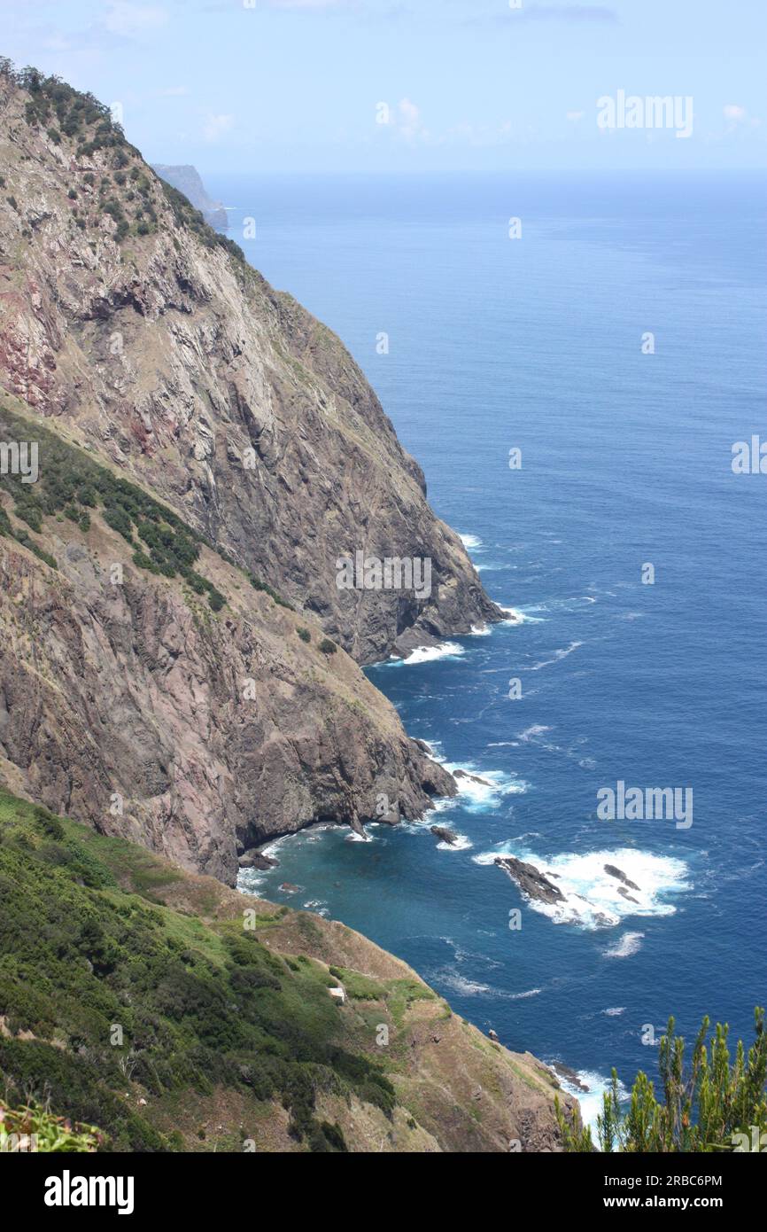 Blick entlang der Nordküste in Richtung Westen vom Aussichtspunkt Boca do Risco Stockfoto