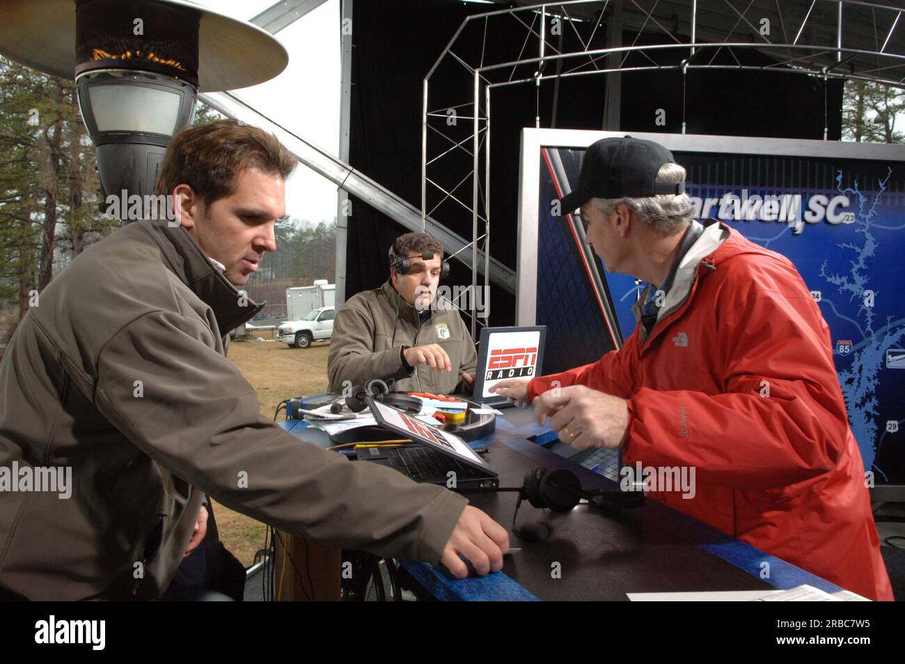 Teil der Mike and Mike Show von ESPN Radio, die gemeinsam von Mike Greenberg und Mike Golic beim Bassmasters Classic Professional Fishing Turnier in Greenville, South Carolina, ausgerichtet wird, mit Gastauftritt von Minister Dirk Kempthorne Stockfoto