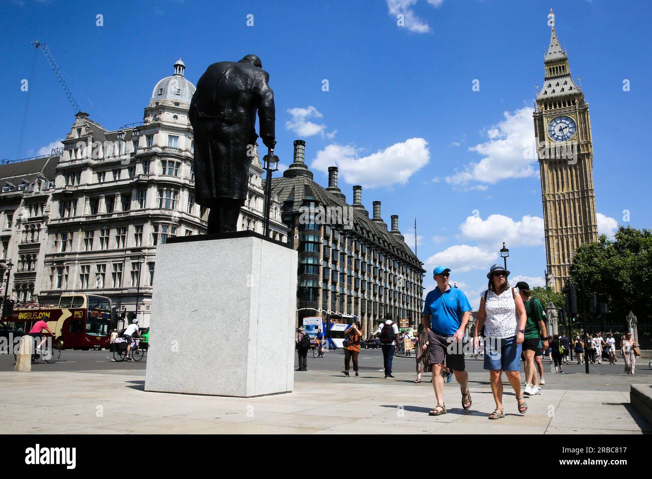 London, Großbritannien. 7. Juli 2023. People Walk vorbei an Big Ben, London, Großbritannien, 7. Juli 2023. Kredit: Li Ying/Xinhua/Alamy Live News Stockfoto