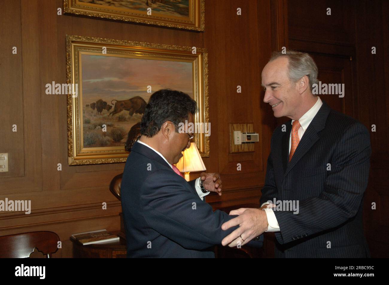 Treffen von Staatssekretär Dirk Kempthorne im Hauptinneren mit einer Regierungsdelegation der Republik Palau unter Leitung von Palau-Präsident Tommy Remengesau. Sekretär Kempthorne und Präsident Remengesau erörterten unter anderem die Möglichkeit, auf der Insel Peleliu in Palau ein nationales Kulturerbe zu errichten, sowie die bevorstehende Überprüfung des Palau-U.S. Kompakt der freien Assoziation. Stockfoto