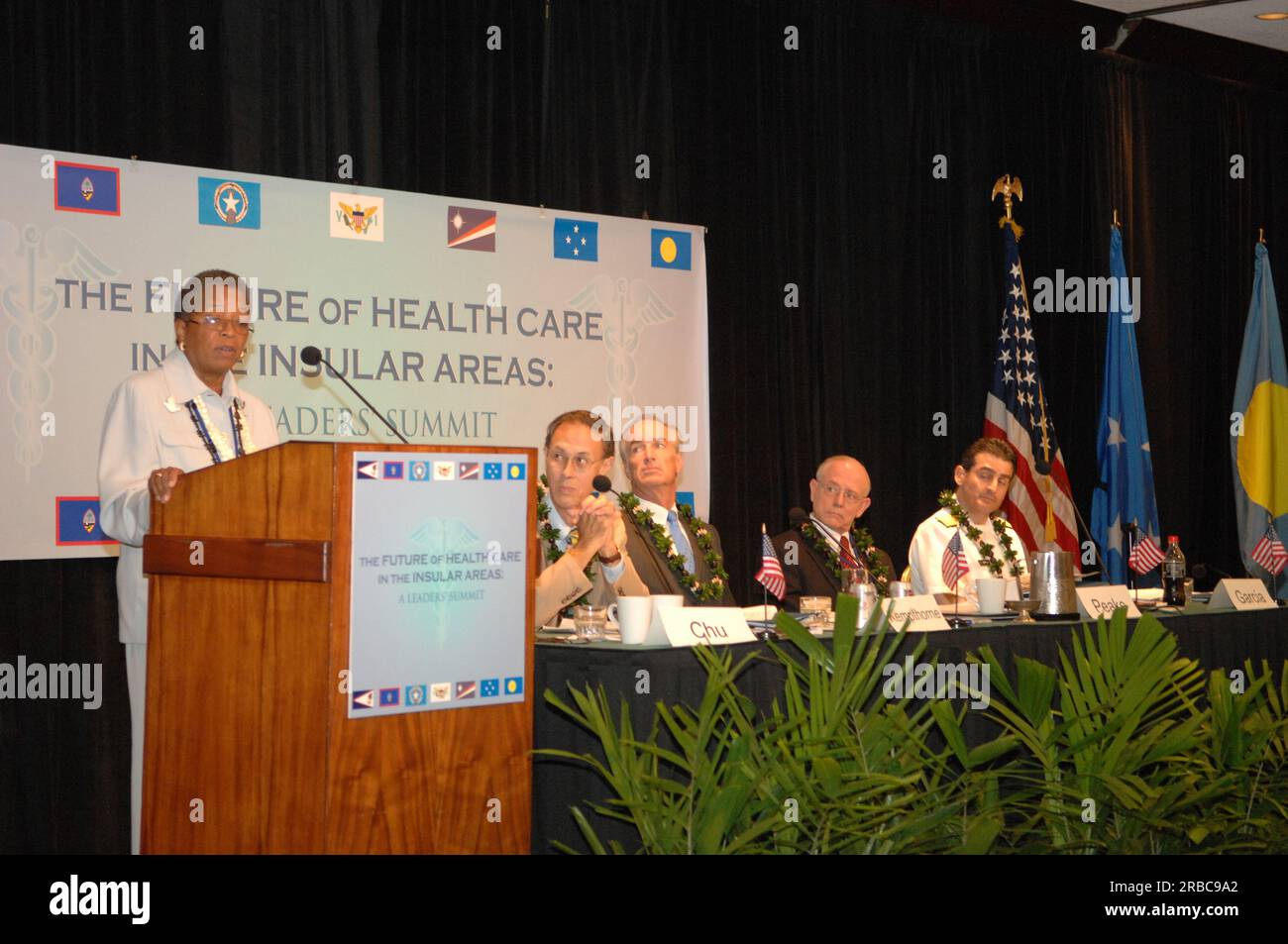 Inselgebiete Gesundheitsgipfel („die Zukunft der Gesundheitsversorgung in den Insellandschaften: A Leaders Summit“) im Marriott Hotel in Honolulu, Hawaii, wo Innenminister Dirk Kempthorne zusammen mit hochrangigen Bundesgesundheitsbeamten und Führungskräften der US-Territorien und frei assoziierten Staaten Strategien und Initiativen zur Förderung der Gesundheitsversorgung in diesen Kommunen erörterte. Unter Bundesbeamten und Inselführern, die mit Sekretär Kempthorne zusammenarbeiteten, waren Veterans Affairs Secretary James Peake, Defense UnderSecretary for Personnel and Readiness David S.C. Chu, Health and Human Services Assist Stockfoto
