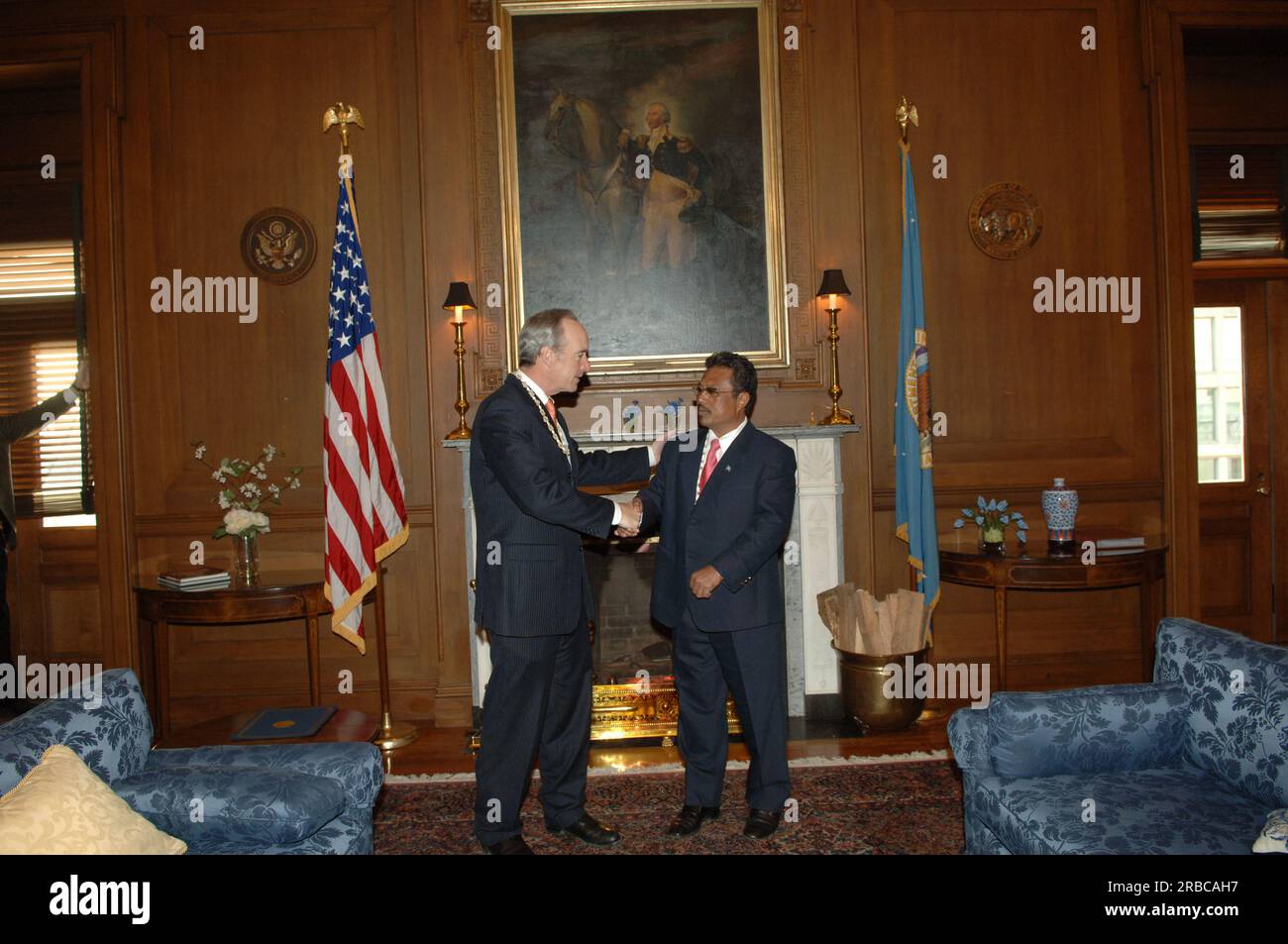 Treffen von Staatssekretär Dirk Kempthorne im Hauptinneren mit einer Regierungsdelegation der Republik Palau unter Leitung von Palau-Präsident Tommy Remengesau. Sekretär Kempthorne und Präsident Remengesau erörterten unter anderem die Möglichkeit, auf der Insel Peleliu in Palau ein nationales Kulturerbe zu errichten, sowie die bevorstehende Überprüfung des Palau-U.S. Kompakt der freien Assoziation. Stockfoto