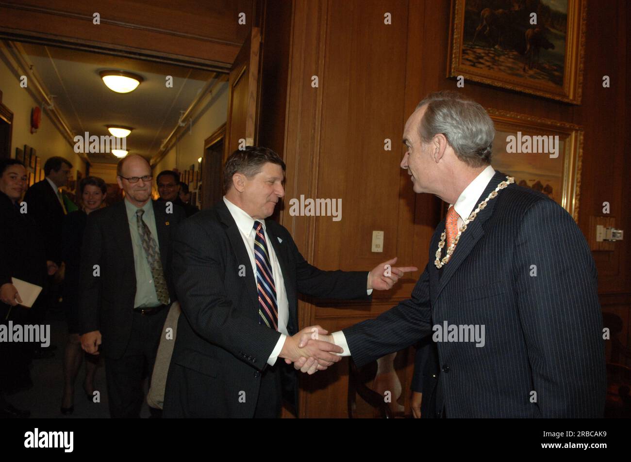 Treffen von Staatssekretär Dirk Kempthorne im Hauptinneren mit einer Regierungsdelegation der Republik Palau unter Leitung von Palau-Präsident Tommy Remengesau. Sekretär Kempthorne und Präsident Remengesau erörterten unter anderem die Möglichkeit, auf der Insel Peleliu in Palau ein nationales Kulturerbe zu errichten, sowie die bevorstehende Überprüfung des Palau-U.S. Kompakt der freien Assoziation. Stockfoto