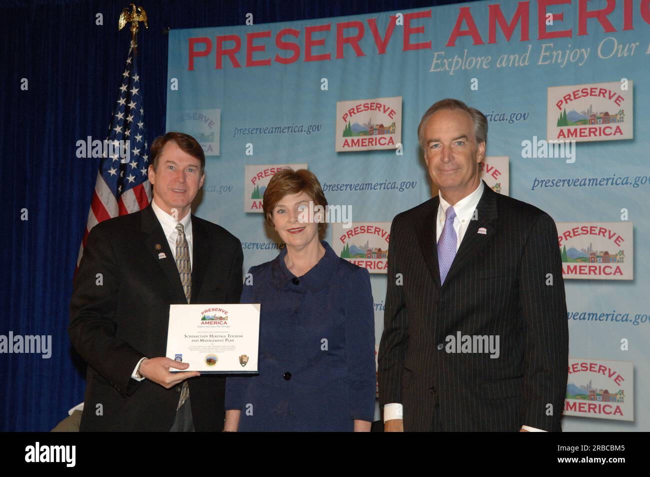 Preserve America Zeremonie im Caucus Room des Cannon House Office Building auf Capitol Hill, wo Minister Dirk Kempthorne zu First Lady Laura Bush, den Kongressabgeordneten Michael Turner von Ohio und Brad Miller von North Carolina, Beirat für historische Erhaltung Vorsitzender John Nau III., Und andere Würdenträger für die Ankündigung der ersten 43 Preserve America-Zuschüsse für 2007 und die Anerkennung von 20 neuen Preserve America-Gemeinschaften Stockfoto
