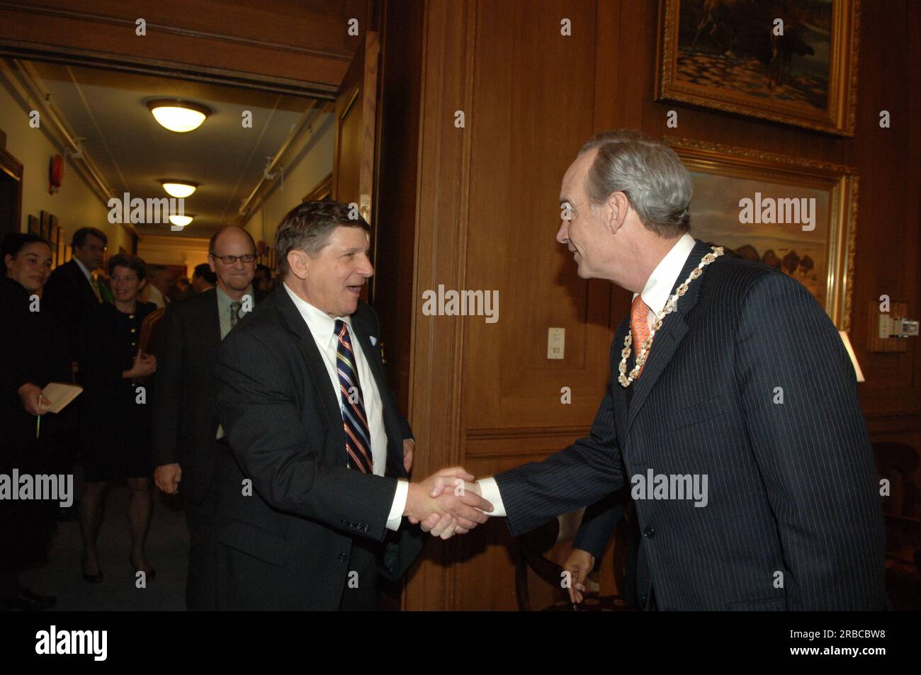 Treffen von Staatssekretär Dirk Kempthorne im Hauptinneren mit einer Regierungsdelegation der Republik Palau unter Leitung von Palau-Präsident Tommy Remengesau. Sekretär Kempthorne und Präsident Remengesau erörterten unter anderem die Möglichkeit, auf der Insel Peleliu in Palau ein nationales Kulturerbe zu errichten, sowie die bevorstehende Überprüfung des Palau-U.S. Kompakt der freien Assoziation. Stockfoto