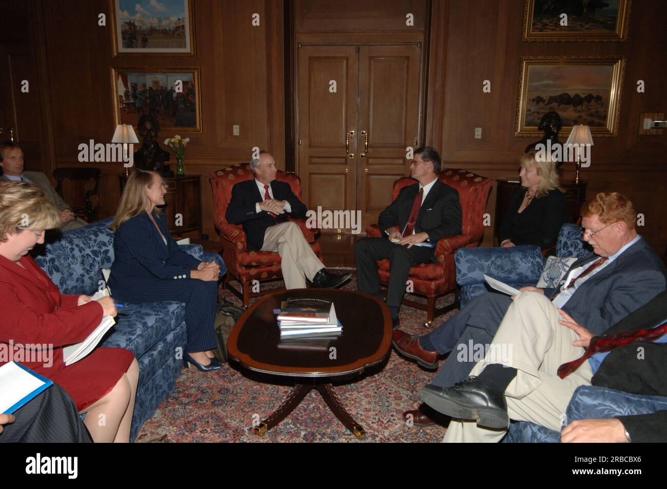 Minister Dirk Kempthorne trifft sich im Hauptinneren mit einer Idaho-Delegation, einschließlich des Vertreters für Regierungsangelegenheiten des Idaho National Laboratory und des ehemaligen Stabschefs von Kempthorne als Gouverneur von Idaho, Brian Whitlock, sowie mit Vertretern der östlichen Idaho-Gemeinde und der Wirtschaft Stockfoto