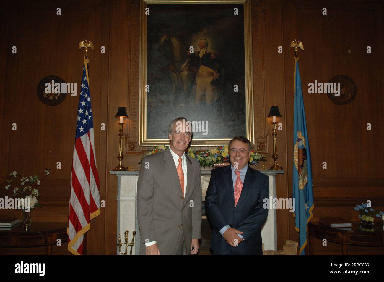 Sekretär Dirk Kempthorne, stellvertretender Sekretär für Land- und Mineralienmanagement C. Stephen Allred, Treffen im Hauptinneren unter Leitung von Spencer Abraham, Vorsitzender und Geschäftsführer der internationalen strategischen Beratungsfirma der Abraham Group, und ehemaliger Energieminister; Und Nemesio Fernandez-Cuesta, Executive Director von Upstream für das spanische globale Energieunternehmen Repsol Stockfoto