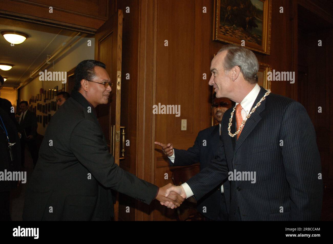 Treffen von Staatssekretär Dirk Kempthorne im Hauptinneren mit einer Regierungsdelegation der Republik Palau unter Leitung von Palau-Präsident Tommy Remengesau. Sekretär Kempthorne und Präsident Remengesau erörterten unter anderem die Möglichkeit, auf der Insel Peleliu in Palau ein nationales Kulturerbe zu errichten, sowie die bevorstehende Überprüfung des Palau-U.S. Kompakt der freien Assoziation. Stockfoto