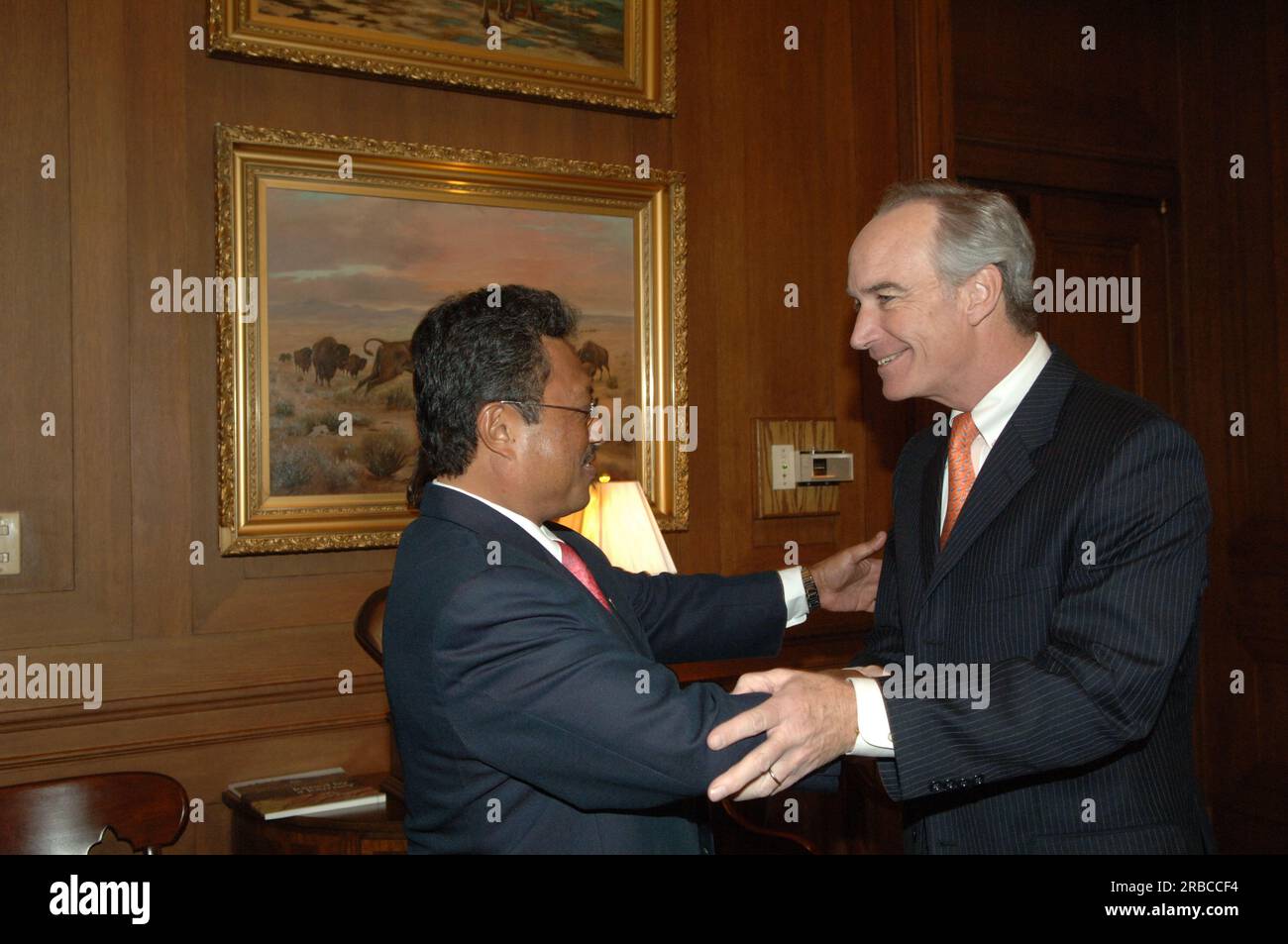 Treffen von Staatssekretär Dirk Kempthorne im Hauptinneren mit einer Regierungsdelegation der Republik Palau unter Leitung von Palau-Präsident Tommy Remengesau. Sekretär Kempthorne und Präsident Remengesau erörterten unter anderem die Möglichkeit, auf der Insel Peleliu in Palau ein nationales Kulturerbe zu errichten, sowie die bevorstehende Überprüfung des Palau-U.S. Kompakt der freien Assoziation. Stockfoto