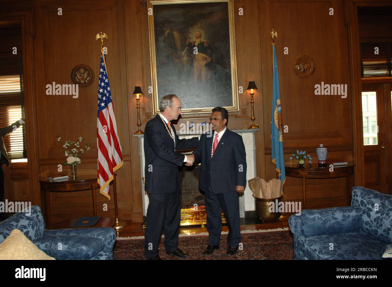 Treffen von Staatssekretär Dirk Kempthorne im Hauptinneren mit einer Regierungsdelegation der Republik Palau unter Leitung von Palau-Präsident Tommy Remengesau. Sekretär Kempthorne und Präsident Remengesau erörterten unter anderem die Möglichkeit, auf der Insel Peleliu in Palau ein nationales Kulturerbe zu errichten, sowie die bevorstehende Überprüfung des Palau-U.S. Kompakt der freien Assoziation. Stockfoto