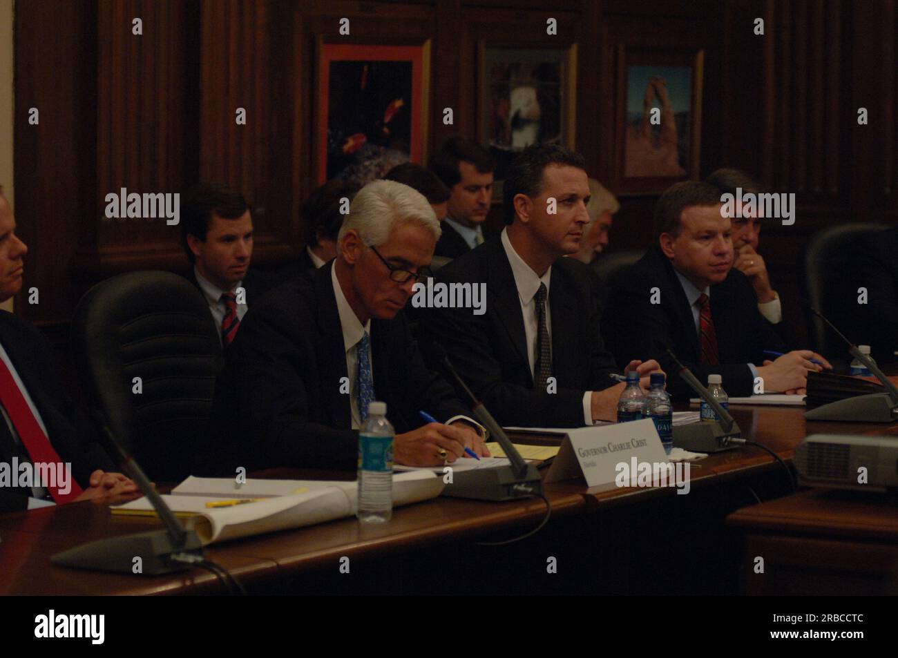 Tagung und Pressekonferenz, ausgerichtet von Minister Dirk Kempthorne im Main Interior, über zwischenstaatliche Wasserfragen infolge der Dürre im Südosten der USA, zu der der Minister in Begleitung von Alabama Gouverneur Bob Riley, Georgia Gouverneur Sonny Perdue, Florida Gouverneur Charlie Crist, Vorsitzender des Weißen Hauses für Umweltqualität James Connaughton, Und der Commander der USA Armeekorps der Ingenieure, Generalleutnant Robert Van Antwerpen Stockfoto