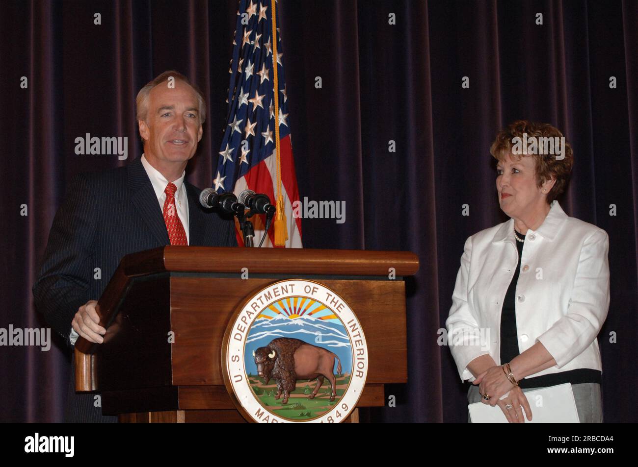 Besuch des Dokumentarfilmherstellers Ken Burns und des Autors Dayton Duncan im Main Interior, wo sie sich mit Secretary Dirk Kempthorne und National Park Service Director Mary Bomar trafen und im Auditorium über ihre bevorstehende Veröffentlichung, The National Parks: America's Best Idea, sprachen Stockfoto