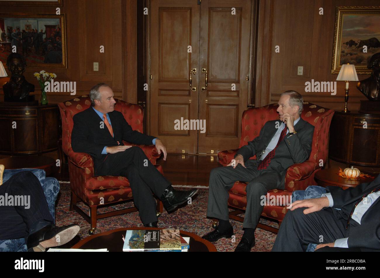 Sekretär Dirk Kempthorne und Berater treffen sich im Hauptinneren mit Pete Wilson, dem ehemaligen Gouverneur und Senator von Kalifornien, Anwalt der Anwaltskanzlei Bingham McCutchen Stockfoto