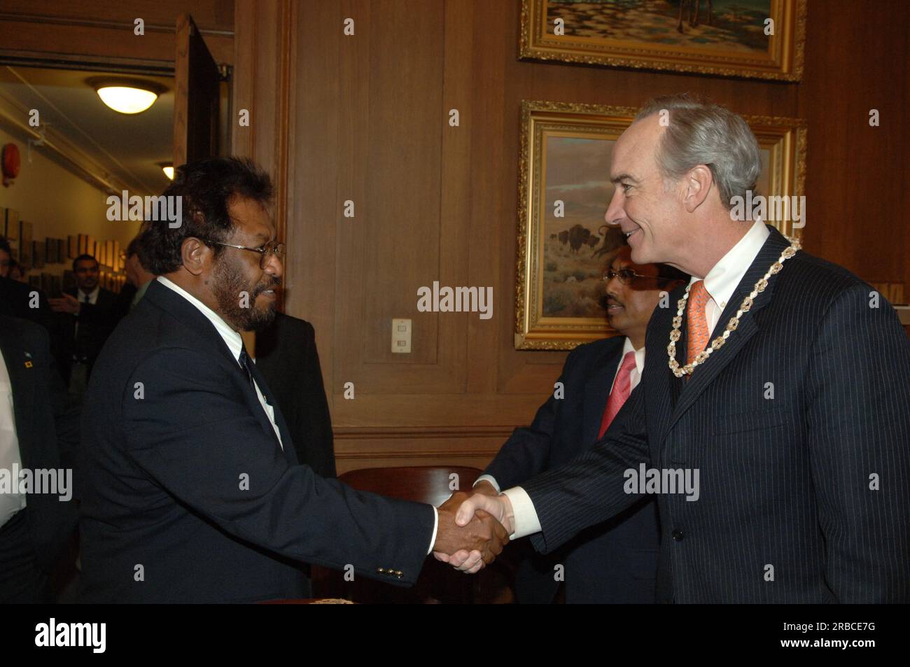 Treffen von Staatssekretär Dirk Kempthorne im Hauptinneren mit einer Regierungsdelegation der Republik Palau unter Leitung von Palau-Präsident Tommy Remengesau. Sekretär Kempthorne und Präsident Remengesau erörterten unter anderem die Möglichkeit, auf der Insel Peleliu in Palau ein nationales Kulturerbe zu errichten, sowie die bevorstehende Überprüfung des Palau-U.S. Kompakt der freien Assoziation. Stockfoto