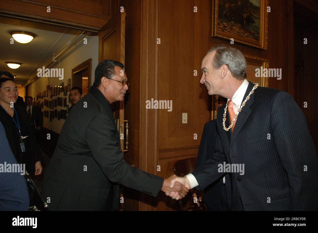 Treffen von Staatssekretär Dirk Kempthorne im Hauptinneren mit einer Regierungsdelegation der Republik Palau unter Leitung von Palau-Präsident Tommy Remengesau. Sekretär Kempthorne und Präsident Remengesau erörterten unter anderem die Möglichkeit, auf der Insel Peleliu in Palau ein nationales Kulturerbe zu errichten, sowie die bevorstehende Überprüfung des Palau-U.S. Kompakt der freien Assoziation. Stockfoto