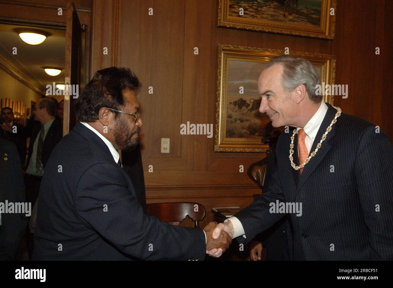 Treffen von Staatssekretär Dirk Kempthorne im Hauptinneren mit einer Regierungsdelegation der Republik Palau unter Leitung von Palau-Präsident Tommy Remengesau. Sekretär Kempthorne und Präsident Remengesau erörterten unter anderem die Möglichkeit, auf der Insel Peleliu in Palau ein nationales Kulturerbe zu errichten, sowie die bevorstehende Überprüfung des Palau-U.S. Kompakt der freien Assoziation. Stockfoto