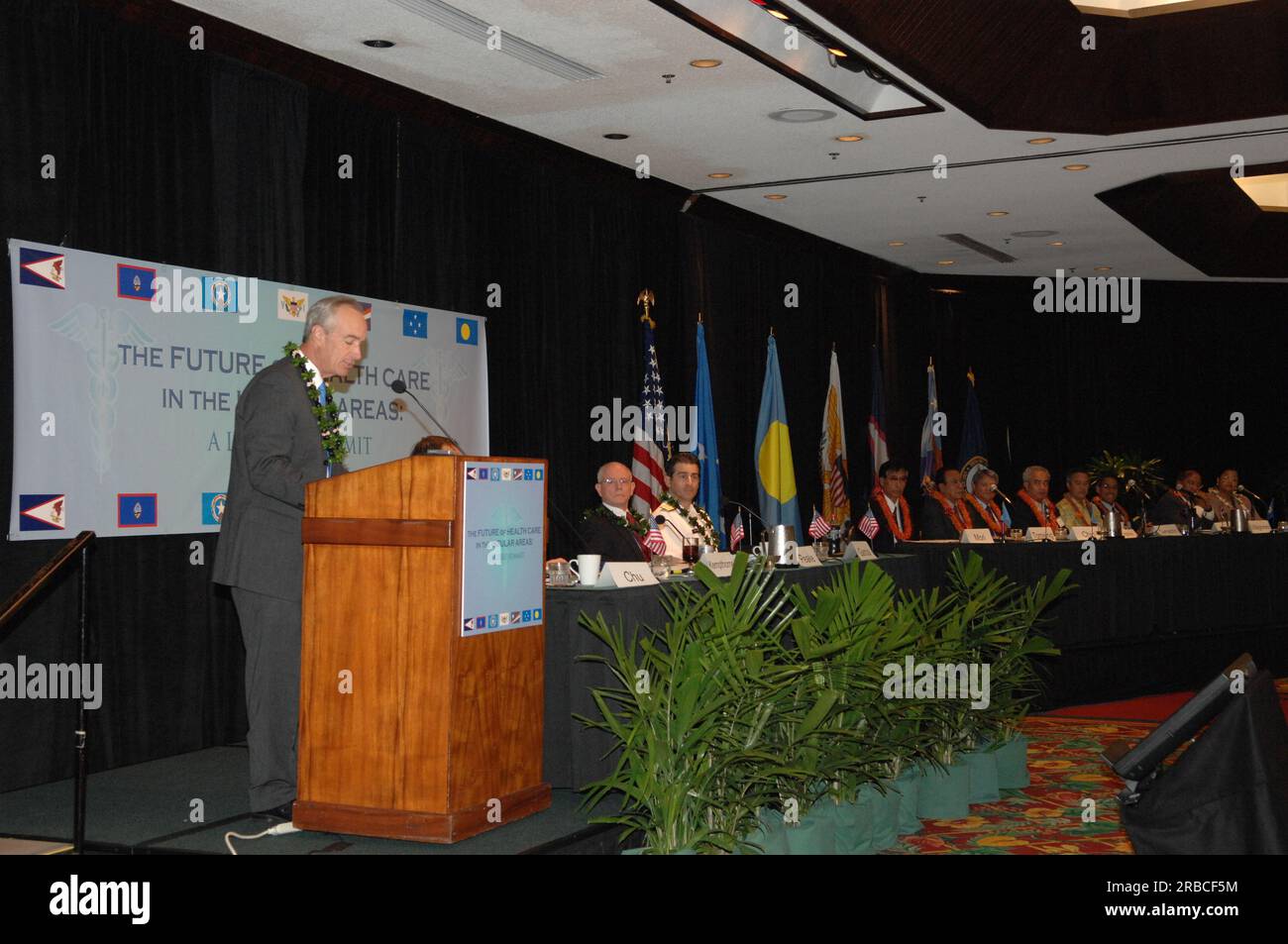 Inselgebiete Gesundheitsgipfel („die Zukunft der Gesundheitsversorgung in den Insellandschaften: A Leaders Summit“) im Marriott Hotel in Honolulu, Hawaii, wo Innenminister Dirk Kempthorne zusammen mit hochrangigen Bundesgesundheitsbeamten und Führungskräften der US-Territorien und frei assoziierten Staaten Strategien und Initiativen zur Förderung der Gesundheitsversorgung in diesen Kommunen erörterte. Unter Bundesbeamten und Inselführern, die mit Sekretär Kempthorne zusammenarbeiteten, waren Veterans Affairs Secretary James Peake, Defense UnderSecretary for Personnel and Readiness David S.C. Chu, Health and Human Services Assist Stockfoto