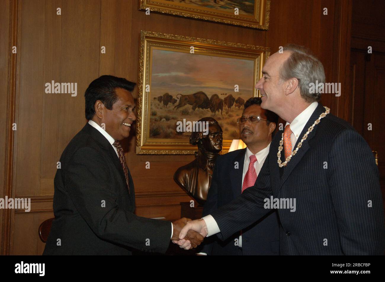 Treffen von Staatssekretär Dirk Kempthorne im Hauptinneren mit einer Regierungsdelegation der Republik Palau unter Leitung von Palau-Präsident Tommy Remengesau. Sekretär Kempthorne und Präsident Remengesau erörterten unter anderem die Möglichkeit, auf der Insel Peleliu in Palau ein nationales Kulturerbe zu errichten, sowie die bevorstehende Überprüfung des Palau-U.S. Kompakt der freien Assoziation. Stockfoto