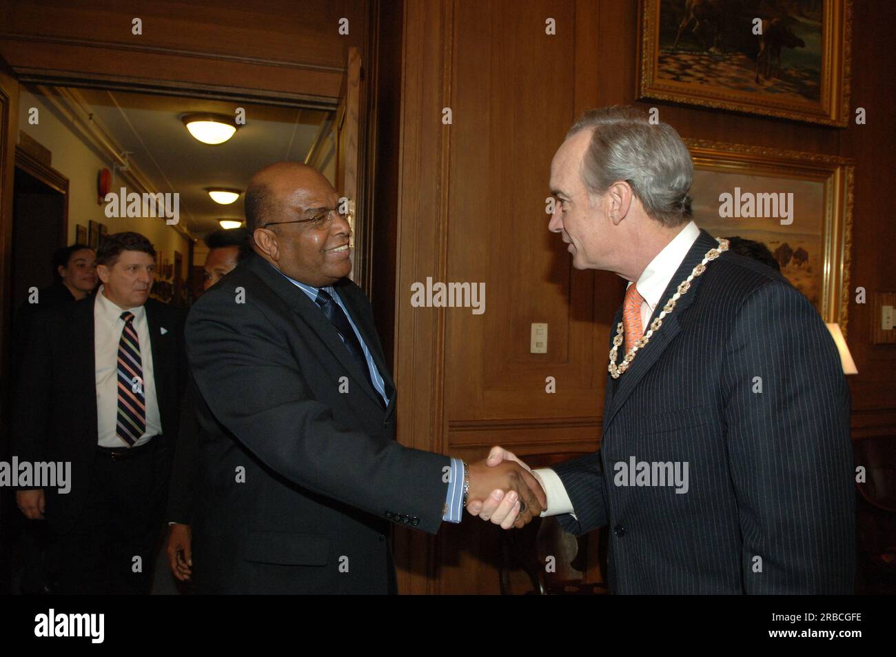Treffen von Staatssekretär Dirk Kempthorne im Hauptinneren mit einer Regierungsdelegation der Republik Palau unter Leitung von Palau-Präsident Tommy Remengesau. Sekretär Kempthorne und Präsident Remengesau erörterten unter anderem die Möglichkeit, auf der Insel Peleliu in Palau ein nationales Kulturerbe zu errichten, sowie die bevorstehende Überprüfung des Palau-U.S. Kompakt der freien Assoziation. Stockfoto