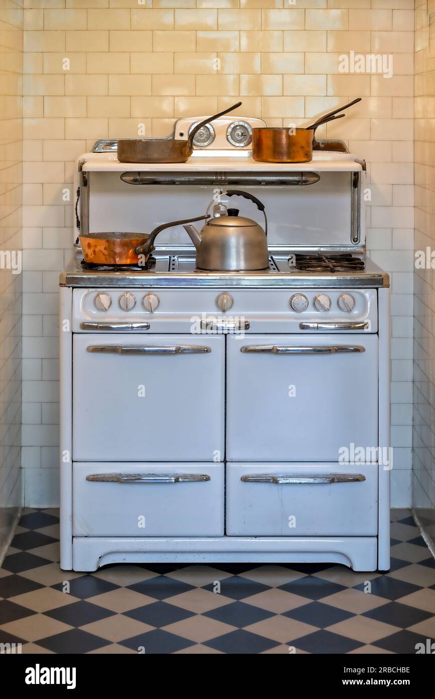 Woodside, CA, USA - 21. Juni 2023 - an Antique Kitchen Ofen and Ofen in Carrington Mansion and Gardens, auch bekannt als Filoli Country House, Woodside C Stockfoto